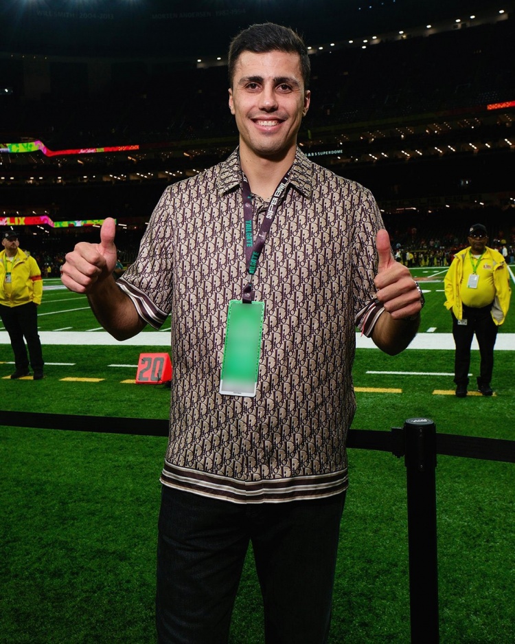 罗德里现场观看NFL超级碗,据悉曼城派理疗师陪同