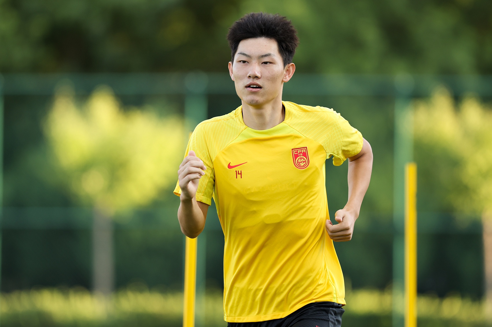  鲁媒：泰山队抵达梅州五外援齐整，四名国脚可出战史松宸随队