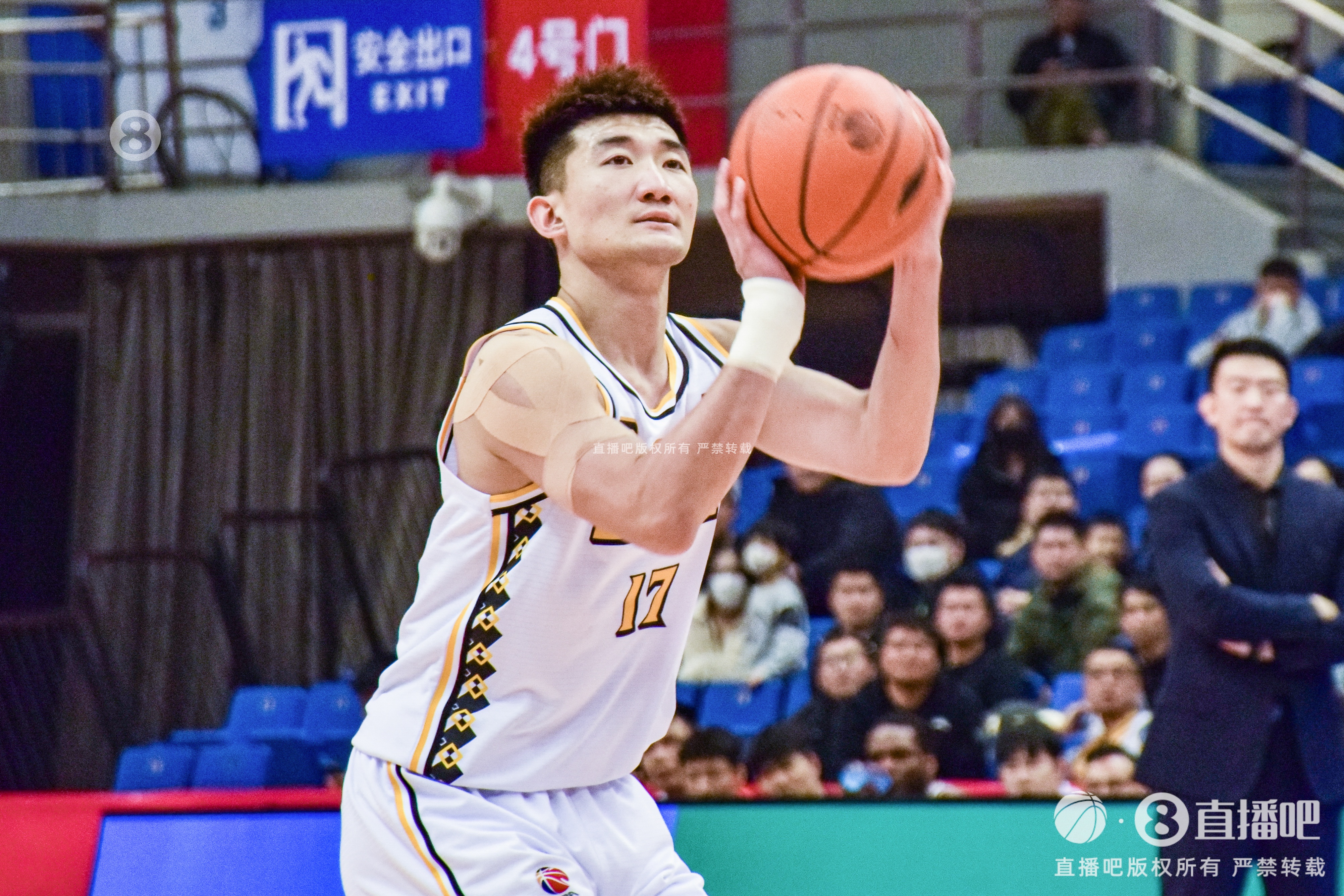 早日康复!探长:孙铭徽已经脱掉保护靴 可以正常走路