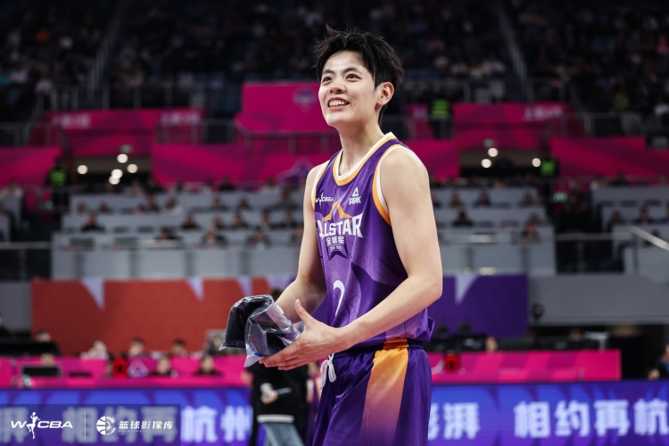效率很高!杨舒予12中8拿到17分3板 三分2中1