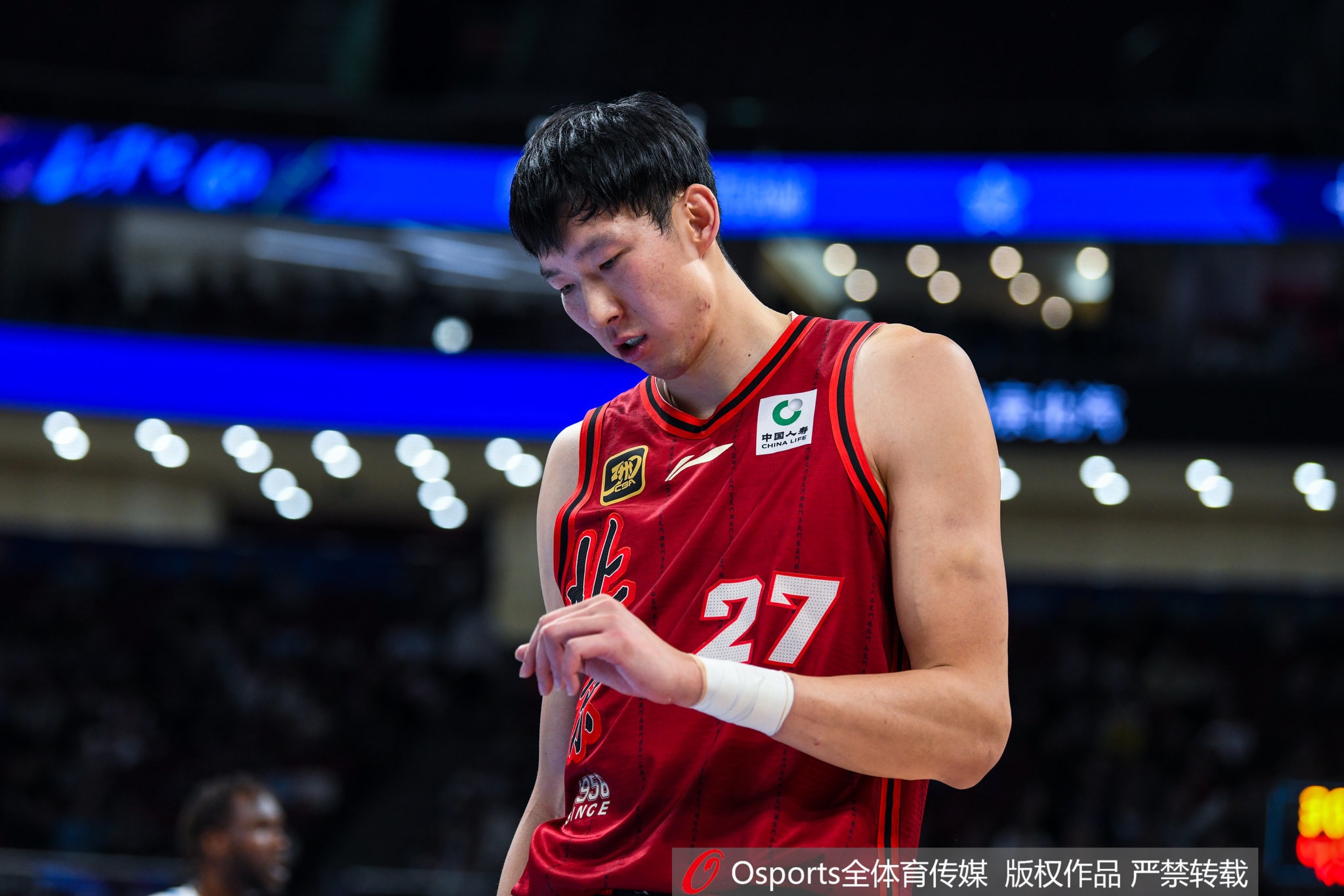 直播吧:周琦已经做完角膜缝合手术
